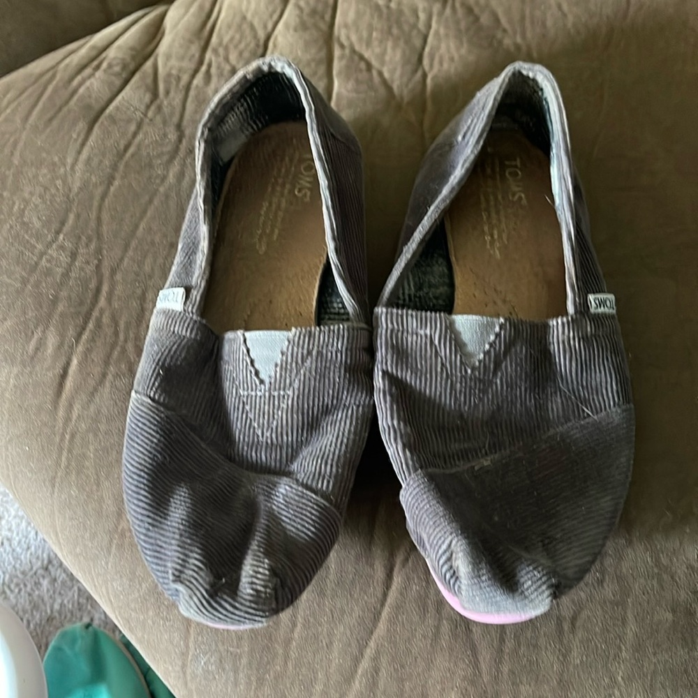 Gray TOMS magenta bottoms